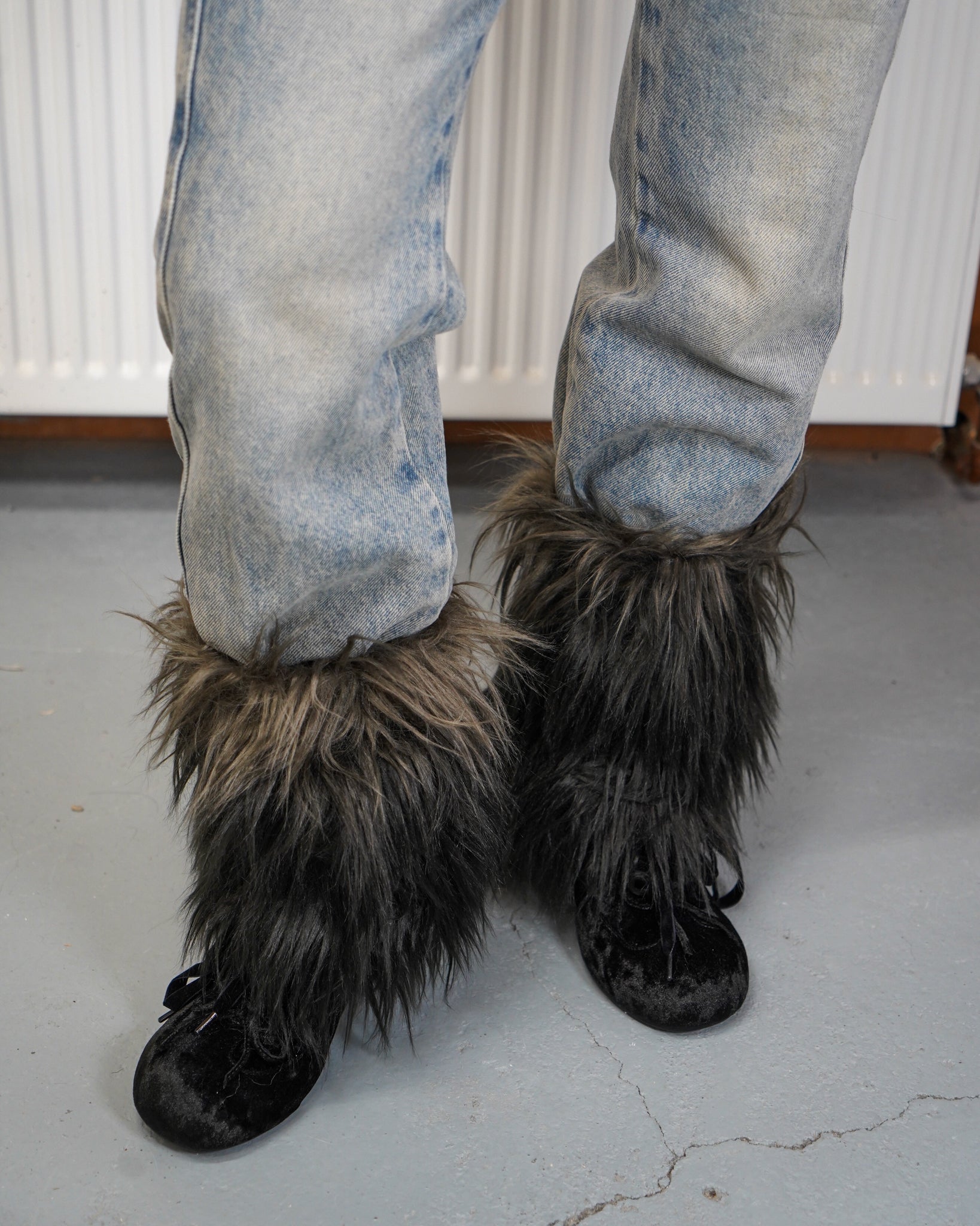 dark grey leg warmers on denim jeans and bv black kitten heel shoes